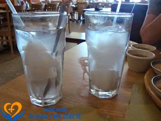 Mới có thai uống nước dừa được không